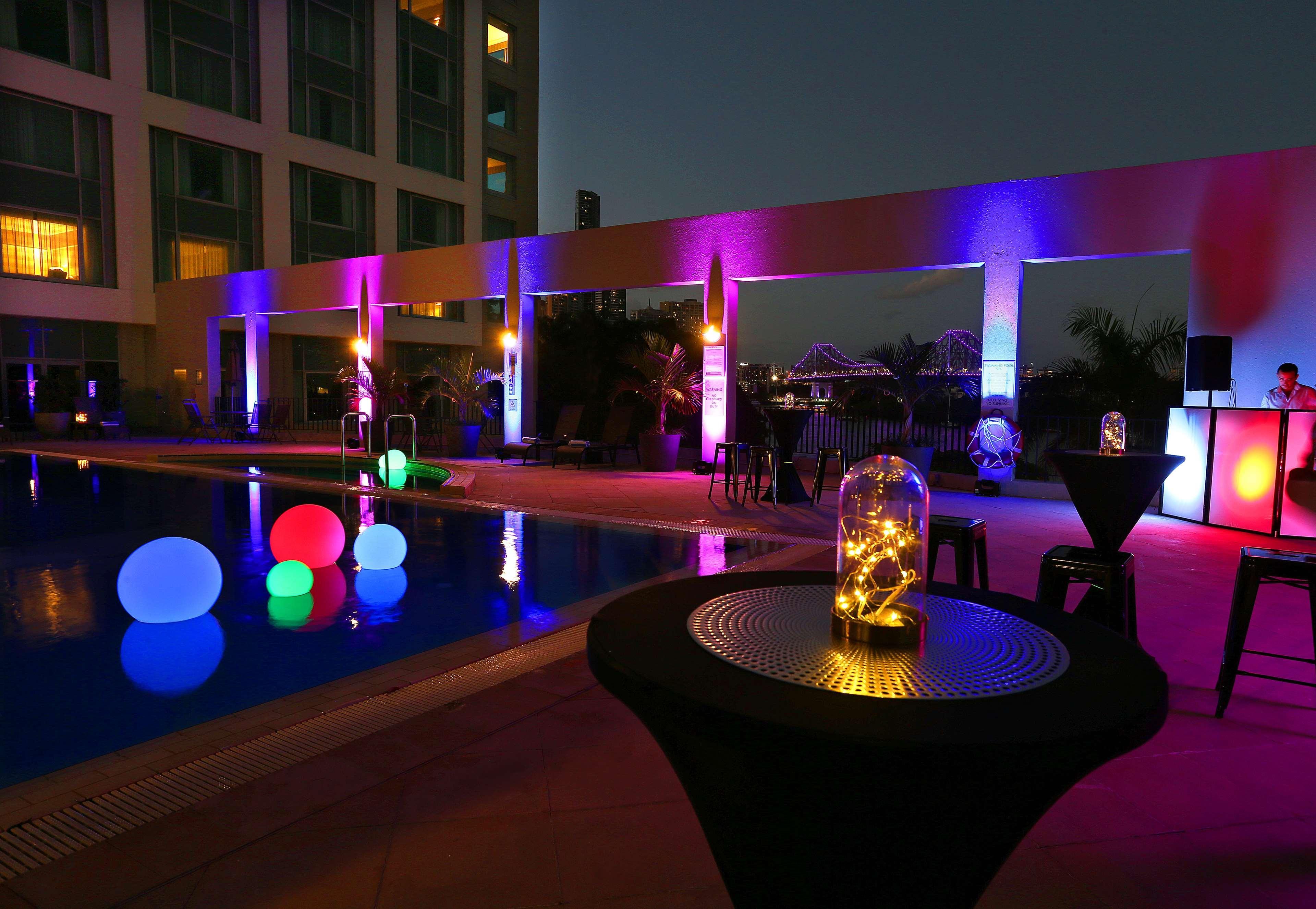 Stamford Plaza Brisbane Hotel Bagian luar foto The pool at the hotel