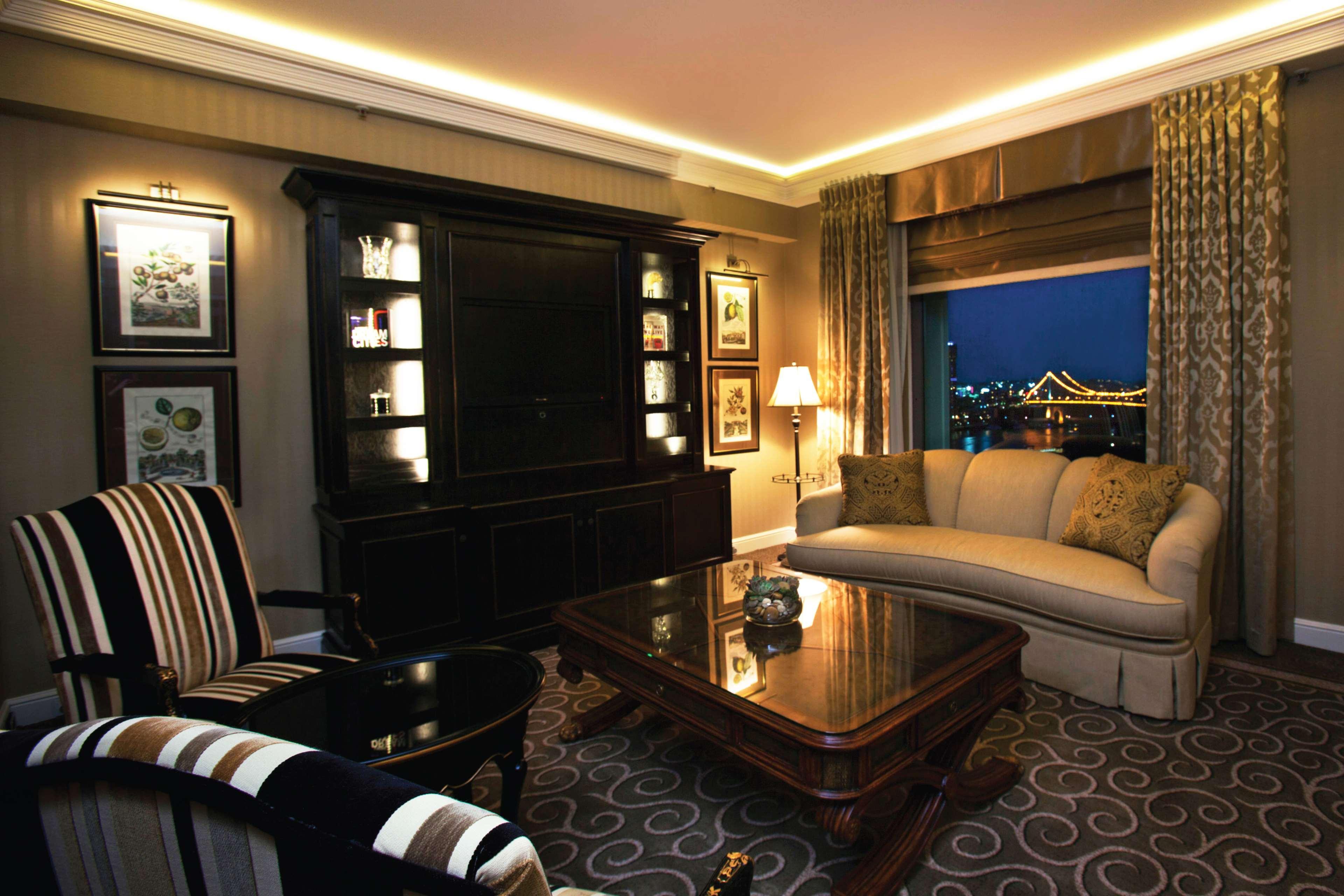 Stamford Plaza Brisbane Hotel Bagian luar foto A living room at the Mandarin Oriental, London