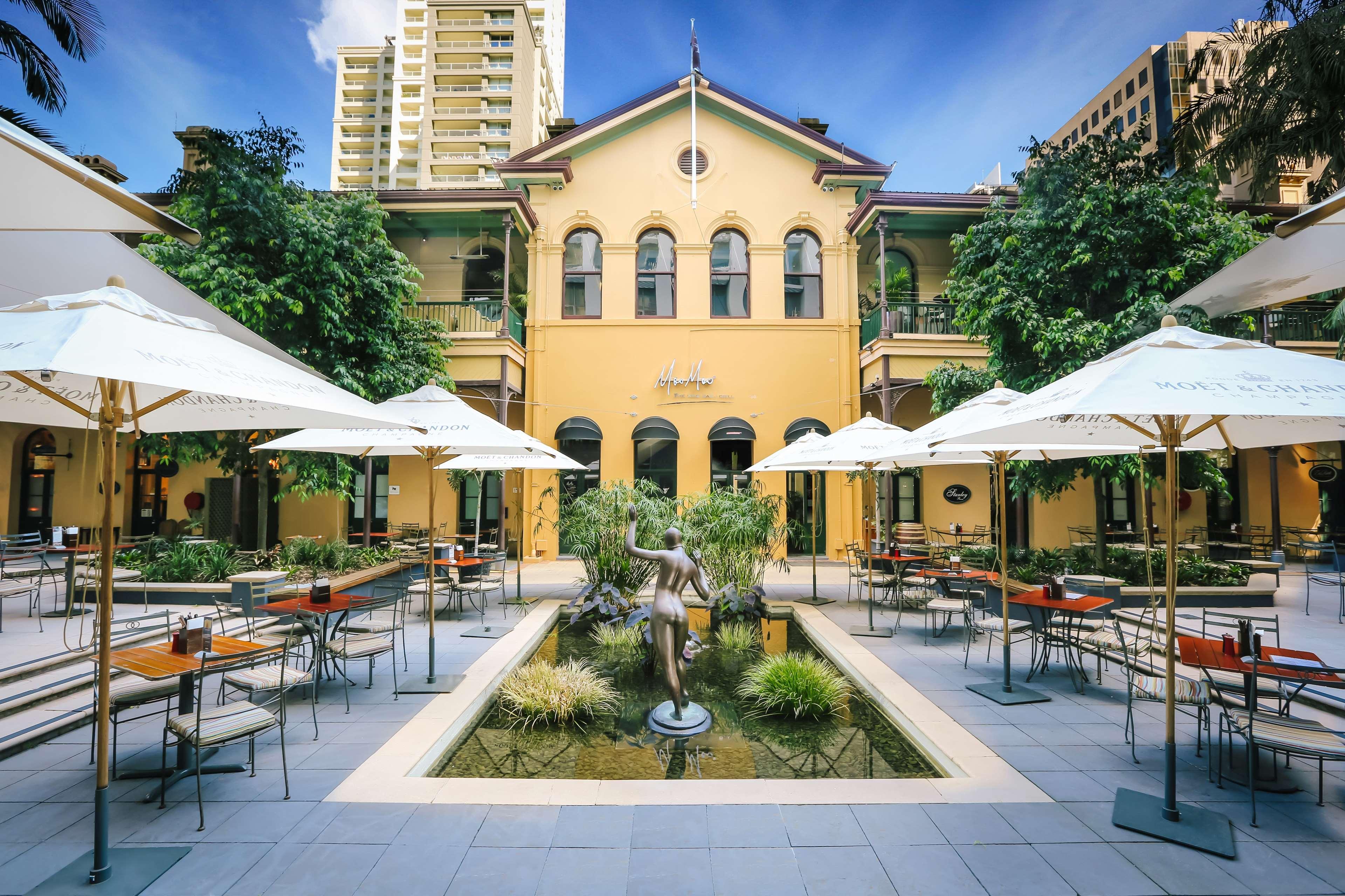 Stamford Plaza Brisbane Hotel Bagian luar foto The courtyard at the Old Museum Building