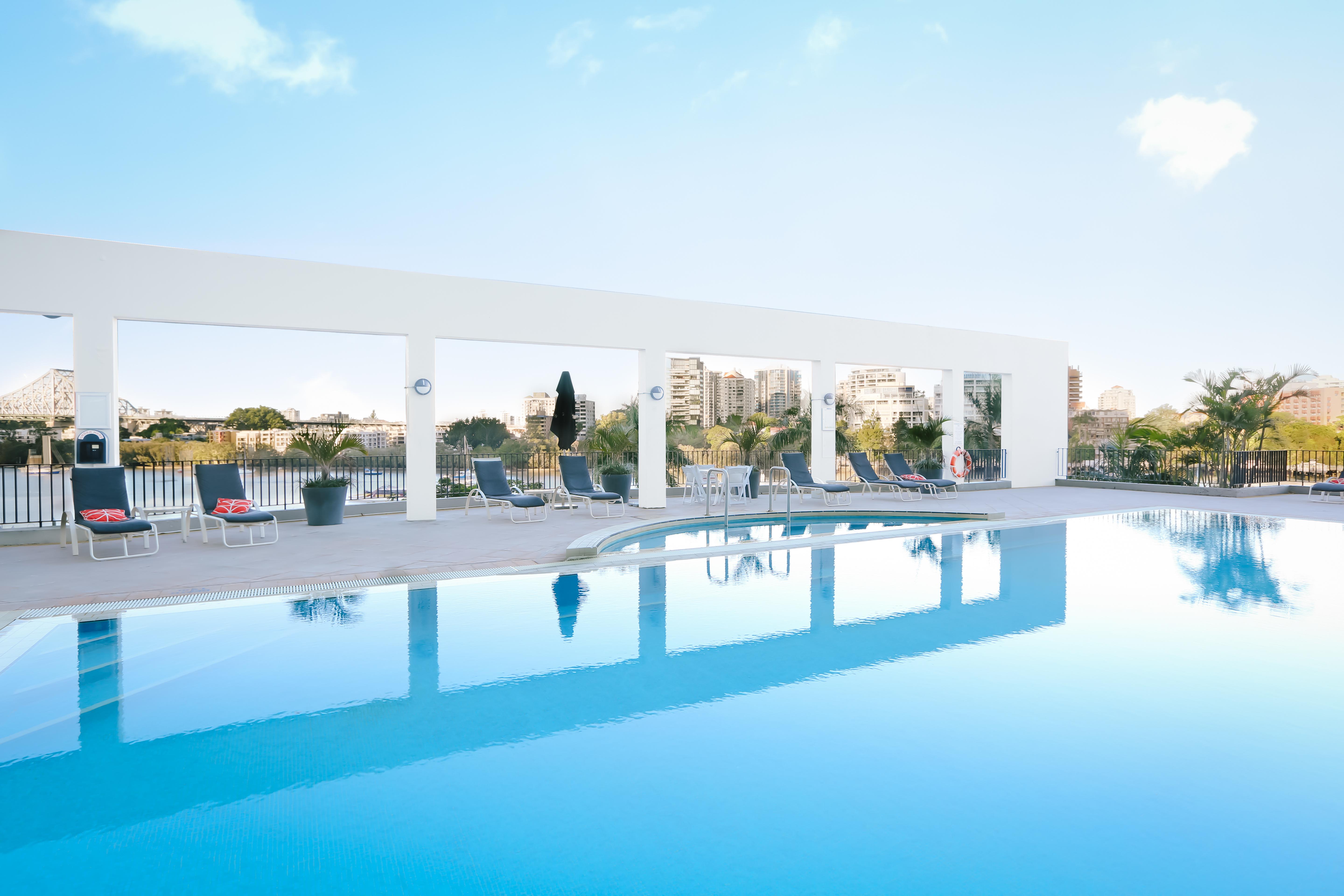 Stamford Plaza Brisbane Hotel Bagian luar foto The pool at the hotel