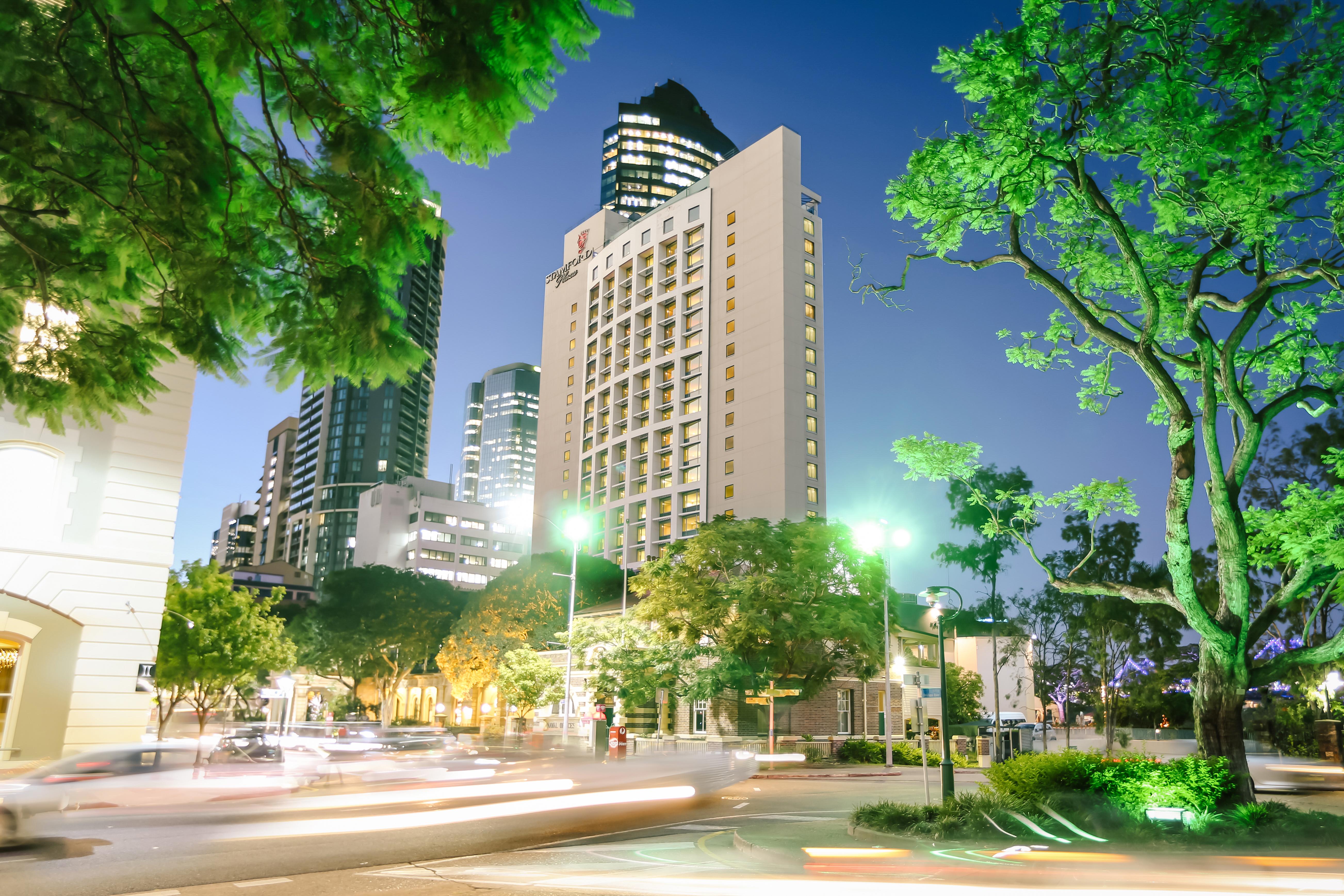 Stamford Plaza Brisbane Hotel Bagian luar foto The hotel at night