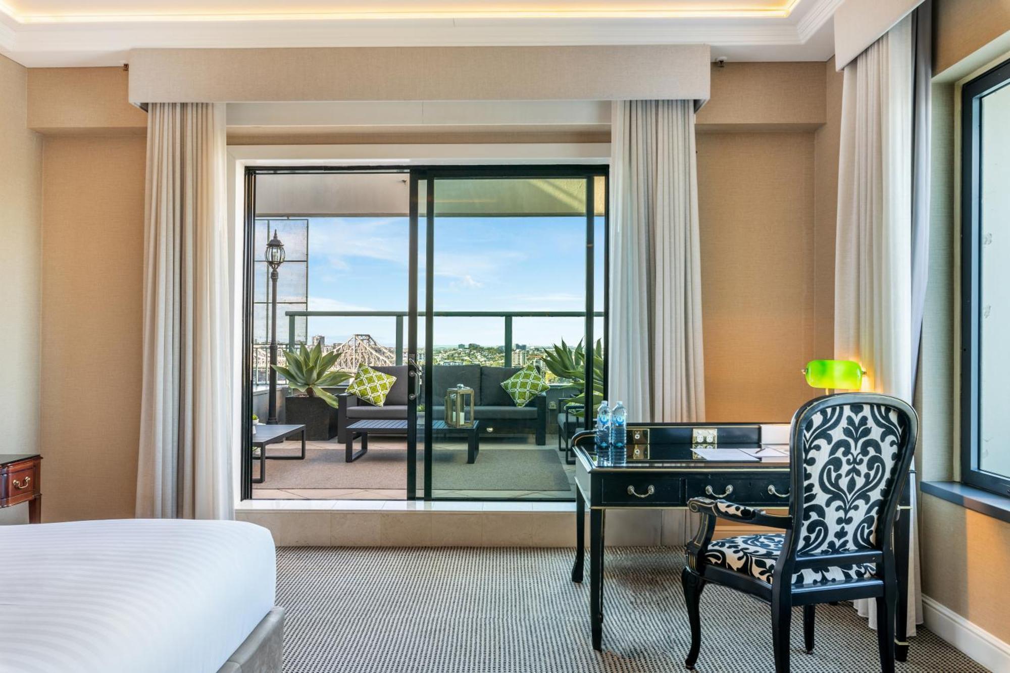 Stamford Plaza Brisbane Hotel Bagian luar foto A room at the hotel