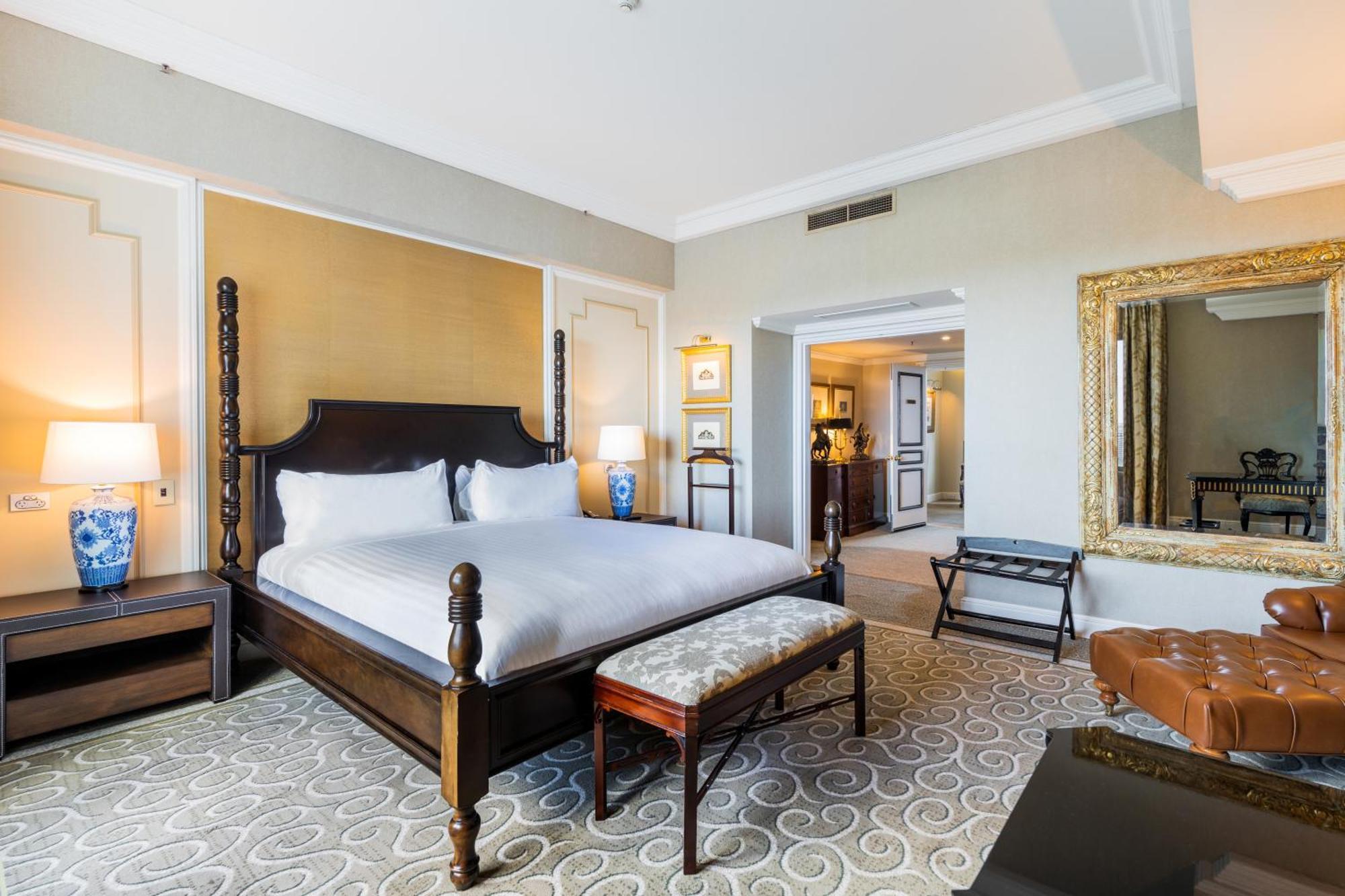 Stamford Plaza Brisbane Hotel Bagian luar foto A bedroom at the Taj Mahal Palace