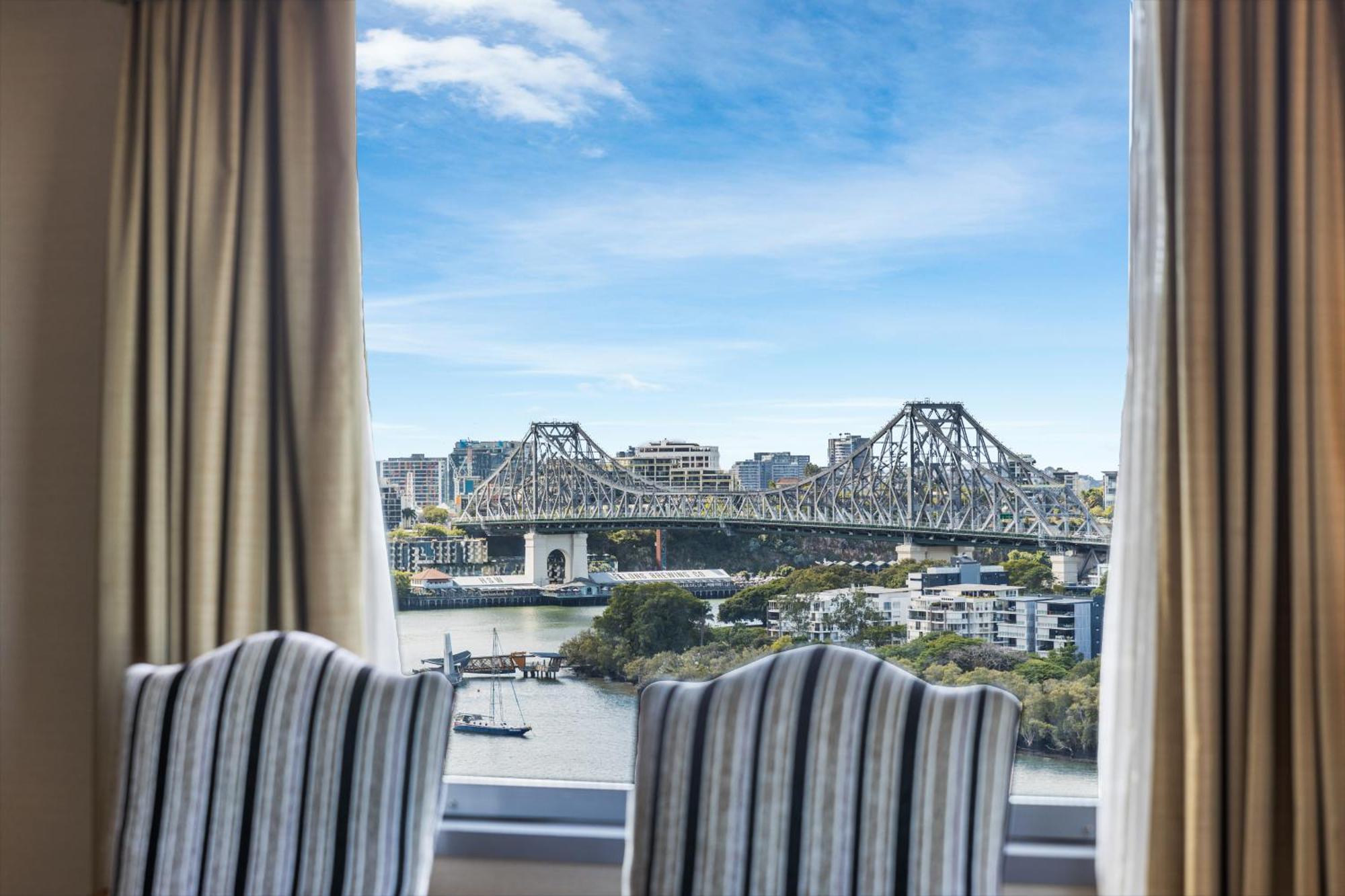 Stamford Plaza Brisbane Hotel Bagian luar foto View of the Story Bridge from a suite