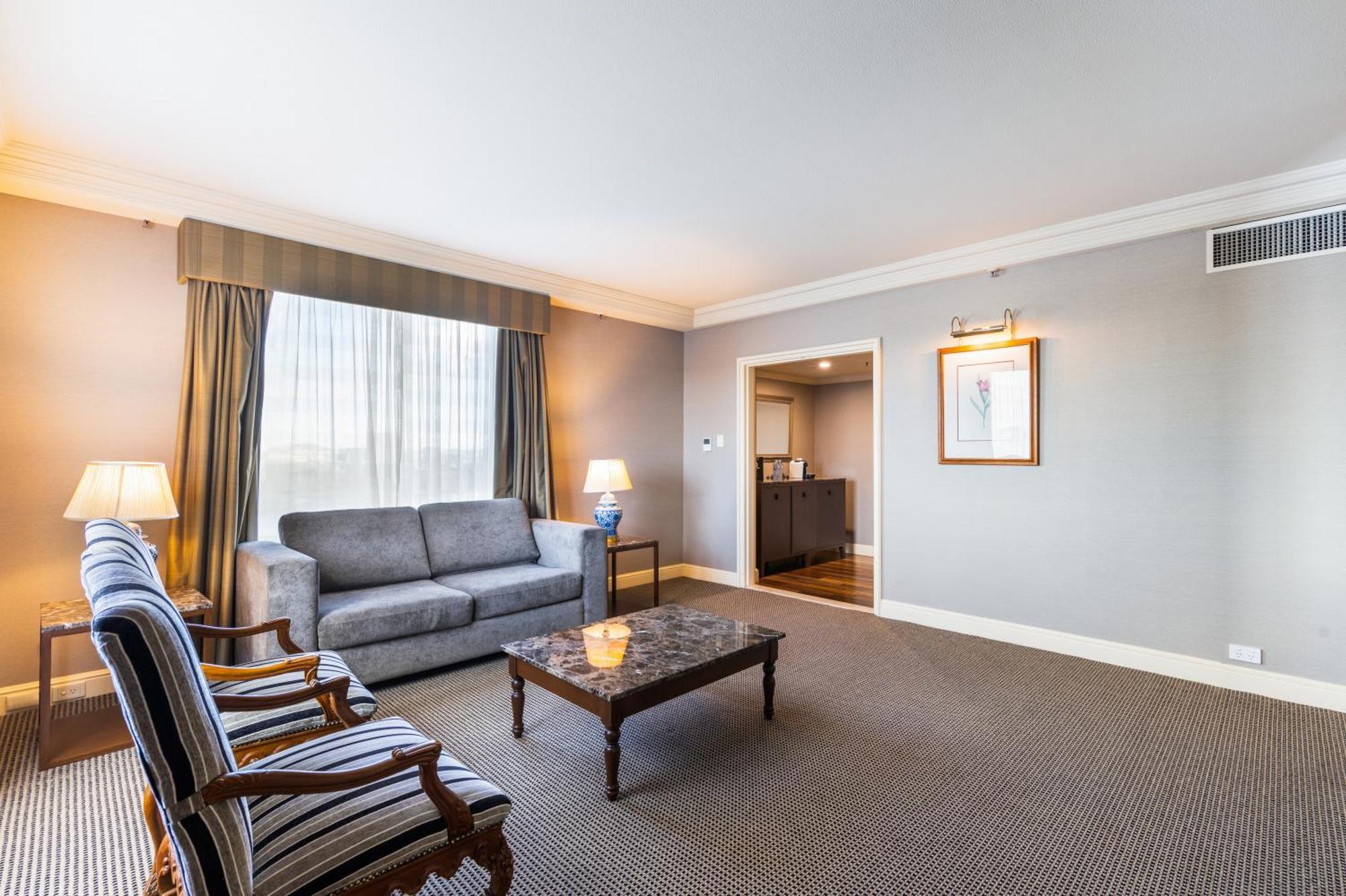 Stamford Plaza Brisbane Hotel Bagian luar foto A living room at the hotel