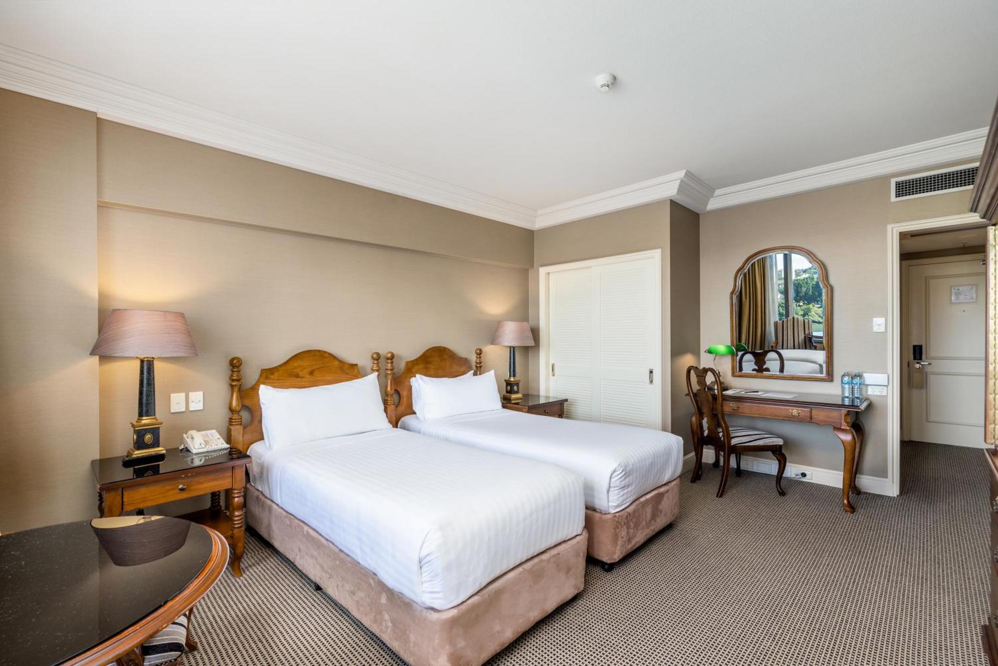 Stamford Plaza Brisbane Hotel Bagian luar foto A room at the Cape Town Protea Hotel