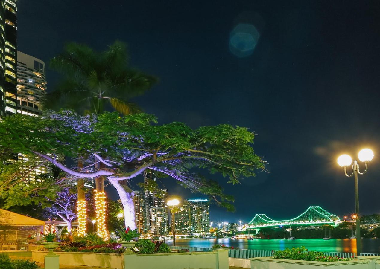 Stamford Plaza Brisbane Hotel Bagian luar foto The Story Bridge at night